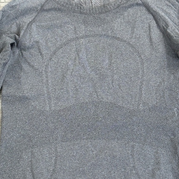 Lululemon Textured Long Sleeve Athletic Shirt Sz 6 - Picture 4 of 10